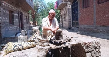 بإيدينا نشكلها.. القدرة والكازارولا والقلة صنعة يدوية بقرية فى المنيا.. فيديو