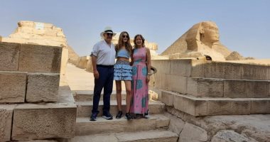 الرئيس السابق لكولومبيا وأسرته يزورون منطقة الأهرامات.. صور 