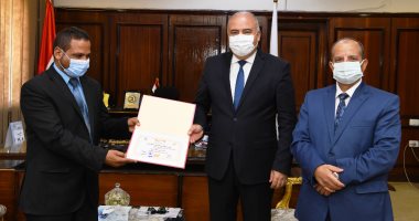 محافظ قنا يكرم مدير إدارة فرشوط التعليمية لتبنيه مبادرة "فرشوط ترفع أعلامها الوطنية"