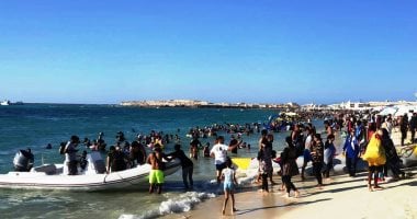 بث مباشر.. تعرف على أسعار إيجار الشماسي والألعاب البحرية بشواطئ مطروح