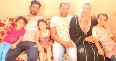 لدغته كوبرا فغاب عن الدنيا 50 ساعة.. مروض الثعابين يروى قصة عودته للحياة بالدقهلية.. فيديو