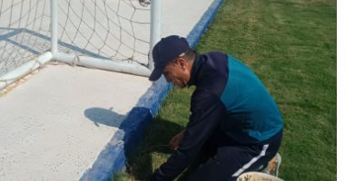 مدير مدرسة الستين فى البحيرة يطهر المبنى ويعتنى بالفناء