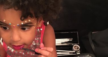 مش دايما غلط.. اعرفى ليه ممكن تسمحى لطفلتك باستخدام المكياج 