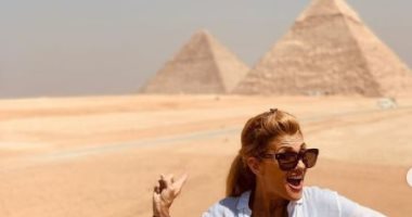 ديمي لوفاتو تحتفل بعيد ميلاد والدتها بصور من أمام الأهرامات وأبو الهول