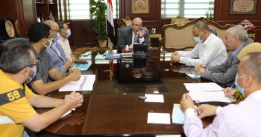 محافظ بنى سويف خلال لقائه المواطنين يعد بحل مشكلة التأخر بتنفيذ مشروع الصرف