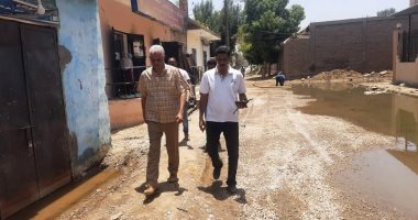 رئيس مدينة إدفو بأسوان: إنهاء مشكلة طفح الصرف الصحى بقرية العطوانى