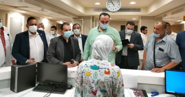  رئيس الرعاية الصحية يفاجئ العاملين بمجمع الإسماعيلية الطبي في جولة مفاجئة