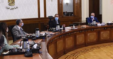 رئيس الوزراء يتابع إجراءات تنفيذ مشروعات تحلية مياه البحر.. صور
