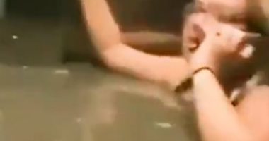 لحظات رعب لشباب حاصرتهم مياه الفيضانات داخل المصعد فى مدينة أمريكية.. فيديو
