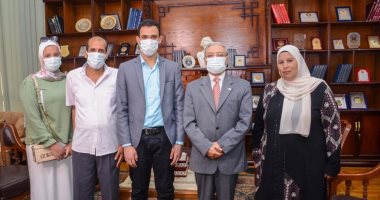 رئيس جامعة طنطا يكرم الطالب أحمد عياد الحاصل على براءة اختراع بمجال علاج السرطان