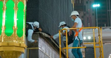 إسدال ثوب الكعبة المشرفة المرفوع خلال موسم الحج برعاية الشيخ السديس.. صور