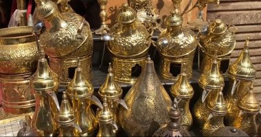 "ربع السلحدار" ينقل الحضارة الفرعونية بالنقش على النحاس بالقلم الرصاص.. فيديو