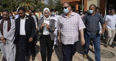 محافظ أسيوط يتابع الأعمال الإنشائية والخدمية ويكرم القائمين على "حياة كريمة"
