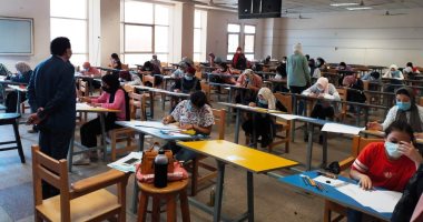 طلاب الثانوية العامة يؤدون اختبارات القدرات بكلية الفنون التطبيقية بجامعة بنها