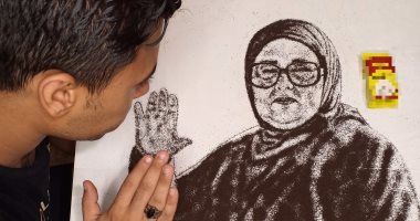 بنصف كيلو شاى وفرشاة وقلم.."أمين"يودع الفنانة دلال عبد العزيز ببورتريه مميز