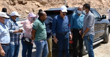 محافظ أسوان يوجه قيادات المحليات بالتواجد الميدانى ورفع تراكمات القمامة.. صور