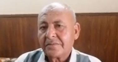 قهر المستحيل.. عبد الفتاح تخلص من أميته وتحول من عامل بهيئة محو الأمية لمدير إدارتها بالفيوم.. التحق بالخدمات المعاونة فيها وبدأت رحلته من محو الأمية للماجستير.. ويؤكد: الإصرار والرغبة فى التعليم كان دافعه