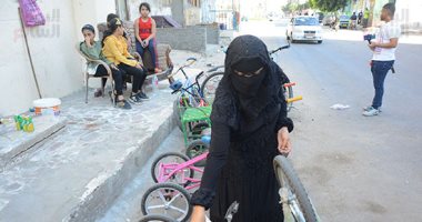 "خالتى فرنسا".. أم رحاب تكافح لتربية بناتها من تصليح الدراجات فى بورسعيد "فيديو"