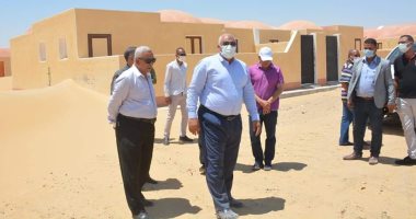 محافظ الوادى الجديد يتفقد مشروع قرى بشاير خير الوادى ويوجه بإنهاء العمل