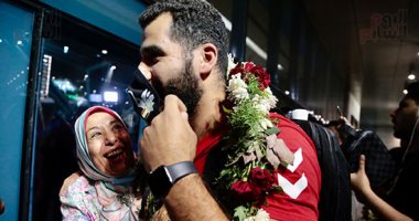شاهد.. وصول بعثة منتخب كرة اليد لمطار القاهرة قادمة من طوكيو