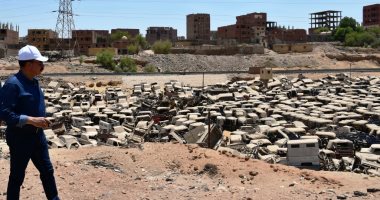 محافظ أسوان يكلف لجنة لحصر المركبات الخردة بـ"بؤرة المرور".. صور 