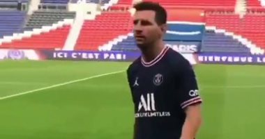 ميسي يداعب الكرة للمرة الأولى بقميص باريس سان جيرمان.. فيديو