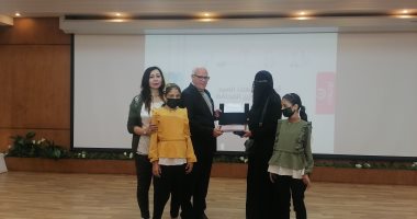 محافظ بورسعيد يكرم سيدة تؤجر "الدراجات" للصرف على طفلتيها