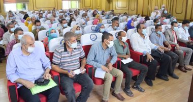 رئيس جامعة بنى سويف يفتتح ورشة عمل حساب الحد الأدنى للأجور.. صور