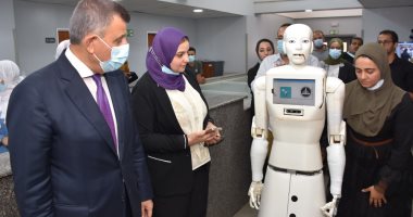 "شمس" ممرضة آلية تتحدث العربية وتسجل بيانات المريض بجامعة عين شمس.. ألبوم صور