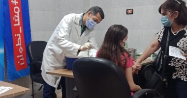 انتظام تلقى المواطنين للقاح كورونا بالمركز الصحى بالوليدية فى أسيوط.. فيديو وصور