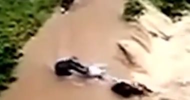 لحظة إنقاذ شخص عالق بدراجة نارية قبل ثوان من انجرافها فى مياه الفيضانات