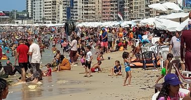إقبال على شواطئ الإسكندرية رغم التحذيرات من ارتفاع الأمواج.. "السياحة والمصايف": جميع الشواطئ مفتوحة ولم تغلق.. وتناشد المصطافين اتباع تعليمات الإنقاذ.. وتشدد على تطبيق الإجراءات الاحترازية.. فيديو وصور