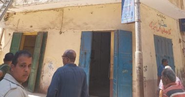 تنفيذ قرار الإخلاء لسكان عقار يشكل خطورة بميت غمر.. وقطع الخدمات عنه 