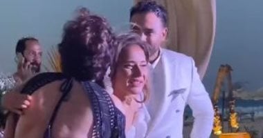 لبلبة ومي سليم أول الحاضرين فى زفاف نيللى كريم.. صور وفيديو