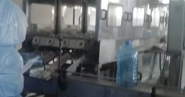 "التموين" تضبط مصنعا يعبئ مياه "حنفية" ويطرحها بالسوق باعتبارها معدنية.. صور