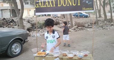 "عاشق الدونتس".. حمزة 7 سنوات يحقق حلمه بمشروع لبيع الحلويات فى الشارع.. فيديو