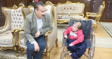 محافظ المنوفية يوجه بصرف مساعدة مالية وتوفير كرسى لحالة مرضية نادرة