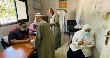 حياة كريمة.. الكشف وتوفير العلاج لــ850 مواطنا بقافلة طبية فى بنى سويف