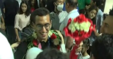 الجماهير تستقبل أحمد الجندى صاحب فضية أولمبياد طوكيو بالسيلفى والورود.. فيديو