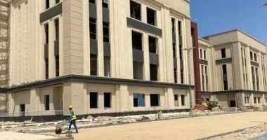 تشطيب القاعات والمعامل استعداداً لتدشين أول عام دراسى بجامعة المنصورة الجديدة