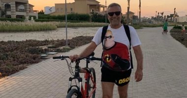 شورت وعجلة وشبشب.. شريف منير بإطلالة صيفية فى الساحل الشمالى "صور"