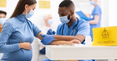 CDC: ضرورة حصول الحامل على لقاح كورونا.. ولا توجد علاقة بين الإجهاض والمصل