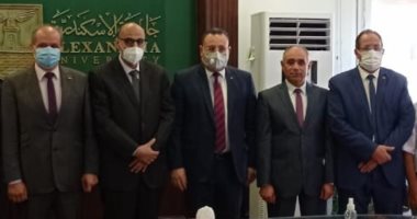 رئيس جامعة الإسكندرية يستعرض ملامح إنشاء مزرعة الوادى الجديد
