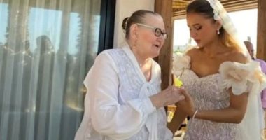 صور نيللى كريم مع والدتها قبل دقائق من حفل الزفاف وصوت أغنية "أمى" .. فيديو