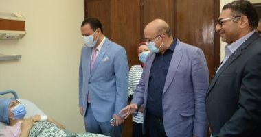 نائب رئيس جامعة أسيوط يزور طالبة عقب تبرعها بجزء من كبدها لإنقاذ والدها..صور