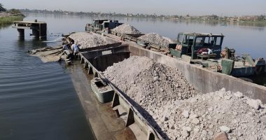 غرق قاطرة نهرية محملة بالطين الأسوانى فى قناطر نجع حمادى الجديدة.. صور
