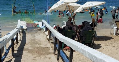 تطوير ممر ذوى الهمم بشاطئ المندرة وسط فرحة أسرهم بالإسكندرية.. لايف وصور