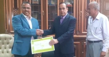محافظ شمال سيناء يكرم مدير الإيرادات والحسابات الخاصة.. اعرف التفاصيل