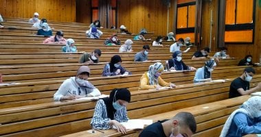 كمامة وتباعد اجتماعى.. طلاب الثانوية يؤدون اختبارات القدرات بإعلام القاهرة