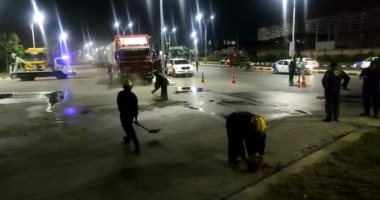 البحث عن سبب خروج مواد بترولية من بالوعات الصرف في شارع محمد علي ببورسعيد.. صور